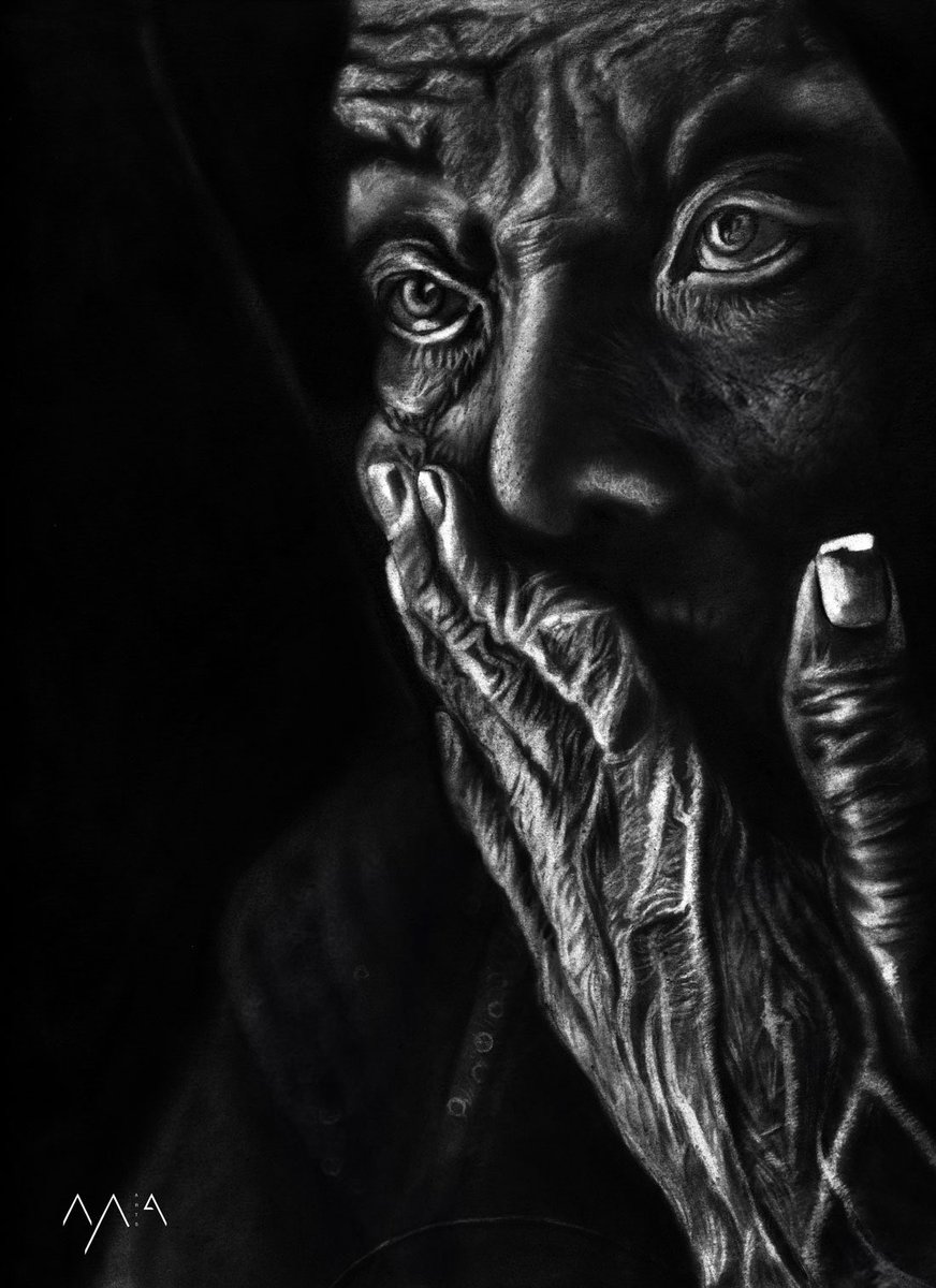 This past two days I had a pleasure #drawing on a stream this unknown old lady, I just love how you can see the live journey trough wrinkles 
new #Scan 
#ArtStream #GraphiteDrawing