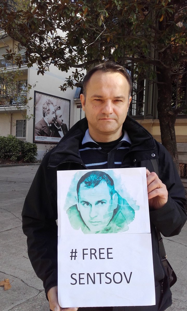 Séance photo à la Villa Lumière, en hommage à Oleg SENTSOV et tous les prisonniers politiques ukrainiens retenus en Russie. Clichés pris dans l'atelier des origines, vers les portraits de Louis et Auguste Lumière, vers la caméra du Premier Film, et dans les jardins de la Villa.