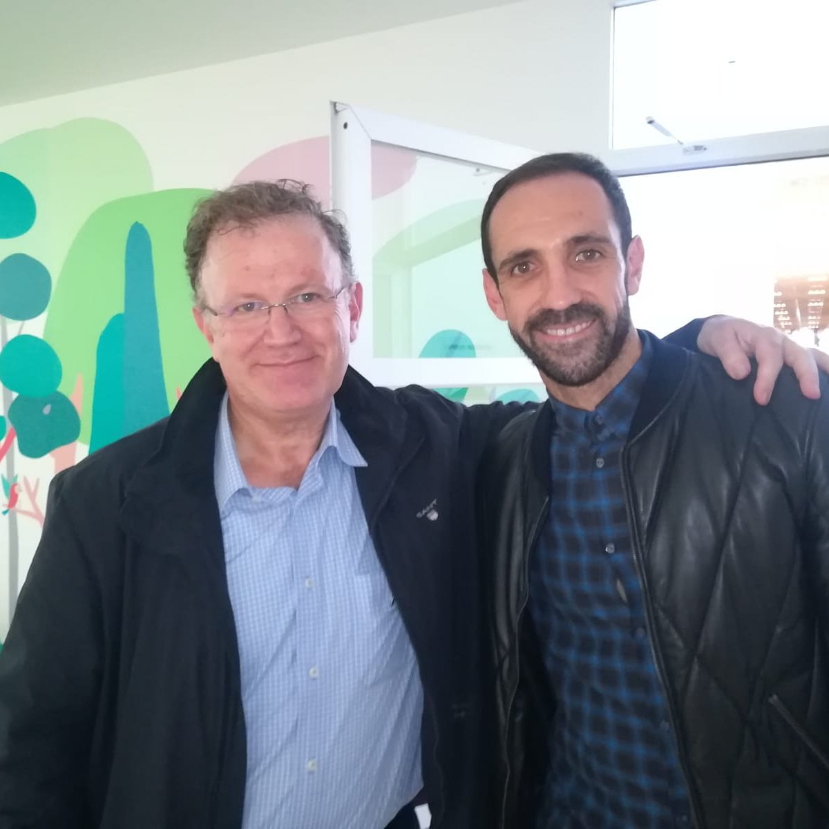 creeando's tweet photo. Juanfran, jugador del Atlético de Madrid y nuestro Dr. Martínez Caballero, cirujano traumatología ortopedia quien lleva décadas dedicándose a la parálisis cerebral infantil, explicándole nuestro proyecto en aras de apoyar la rehabilitación motorica.
#atleticodemadrid #creeando https://t.co/zRHAnoUXYq