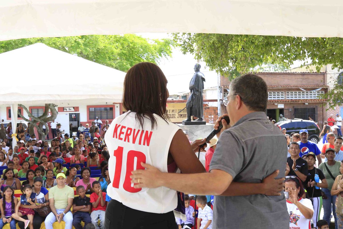 JauaMiranda's tweet photo. Hoy participamos de un sentido homenaje en El Guapo, Barlovento, a Kervin Piñerua, el joven Capitán de la selección nacional de Voleiball, fallecido hace 2 años. Un encuentro entre sus compañeros deportistas, familiares, amigos y sobre todo los niños de su pueblo que lo admiran. https://t.co/qA8VkGW0s5