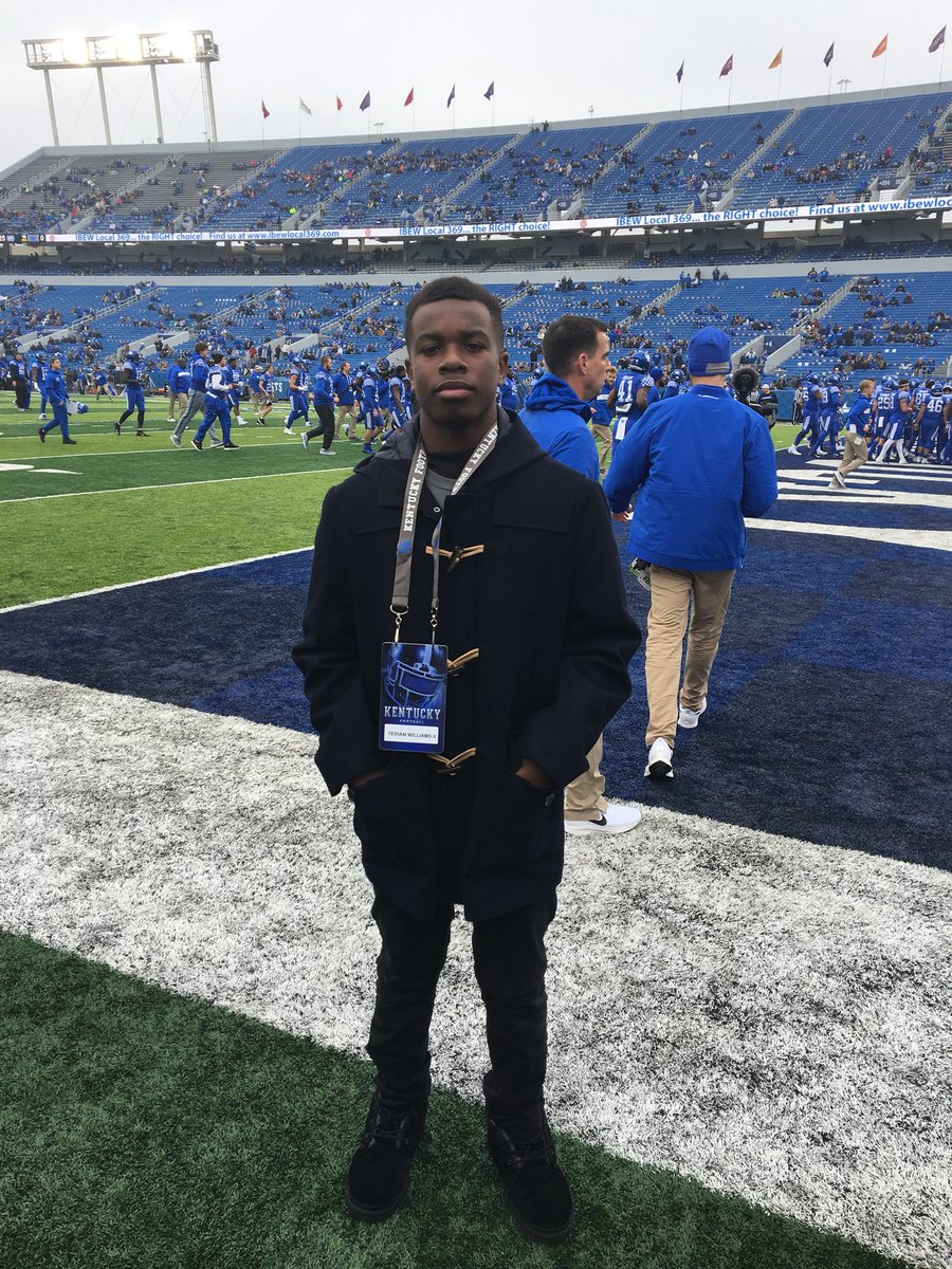 T_WilliamsD1's tweet photo. Big Blue Nation Thanks For Showing Me Some Love💙Blessed To Say I Received An Offer From The University Of Kentucky #2022 @UKFootball @coachclink @UKAthletics @Bigstew9 @UKCoachStoops https://t.co/V8DqXrFDHk