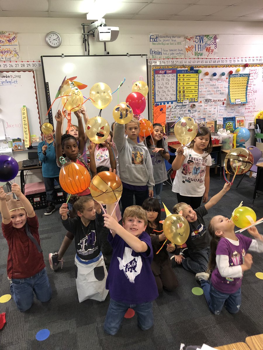 MrsBGray1's tweet photo. My class did a Macy’s Thanksgiving Parade Balloon STEM Challenge. Then, we had our own parade.#FESTeamwork #FES2018 https://t.co/bwTuRIYXy0