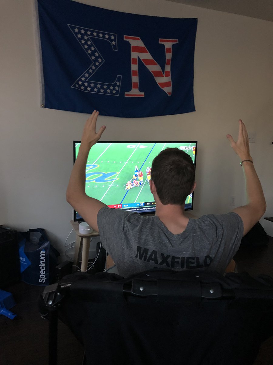 cbehindurback's tweet photo. I may have dropped outta Usc but u can see I still support #BehindYourBak #whereisliz? https://t.co/lGyKVsO8In