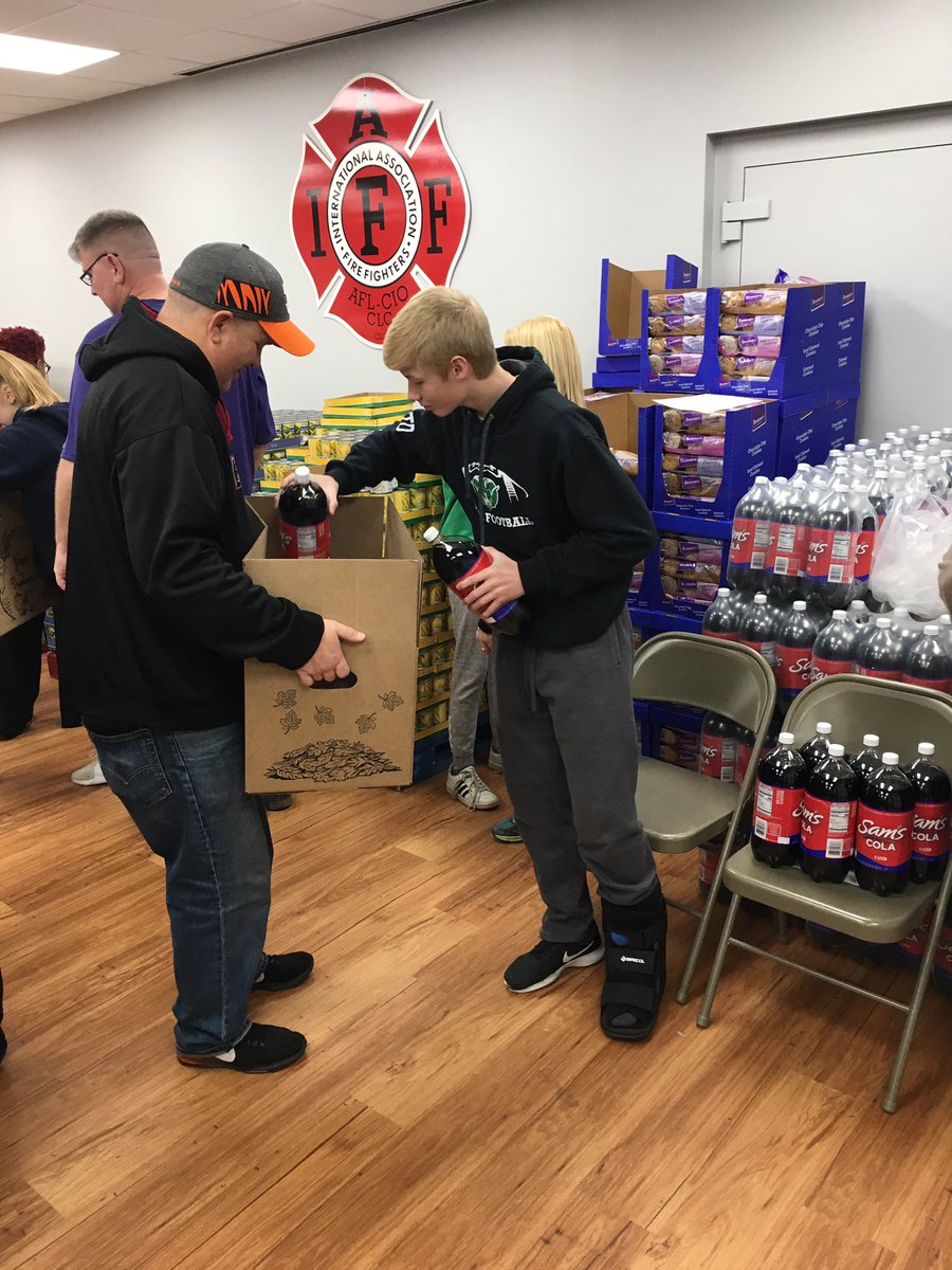 CoachLoeffler's tweet photo. Badin Rams basketball got better today by volunteering their Saturday to box a complete Thanksgiving Meal for 600 families at #HelpingHandsofHope @RAMSSPORTS @BadinHS @boyshoopsbhs #LiveYourFaith https://t.co/7fLIb6JOzL