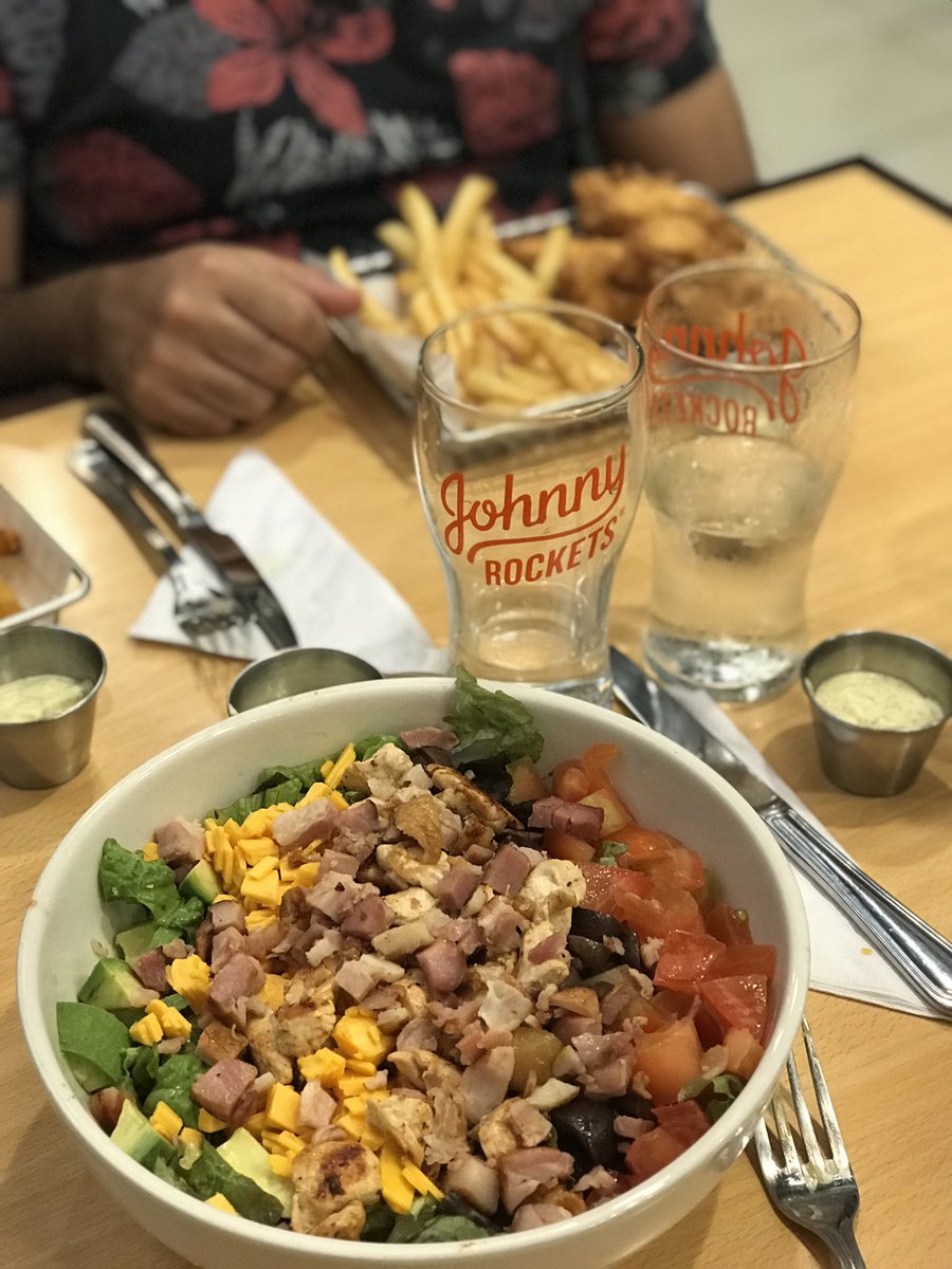DDProbar's tweet photo. Conocimos @johnnyrocketsuy y nos encanto la propuesta porque aparte de las hamburguesas y los sandwichs típicos de Johnny 😉, da lugar a las ensaladas. 👉🏻Muy dignas!!!😉🥗🤤👌🏻 #johnnyrockets #montevideo #uruguay #dignodeprobar #cookemotions #foodies #foodiesuruguay https://t.co/3F5lVme5tr
