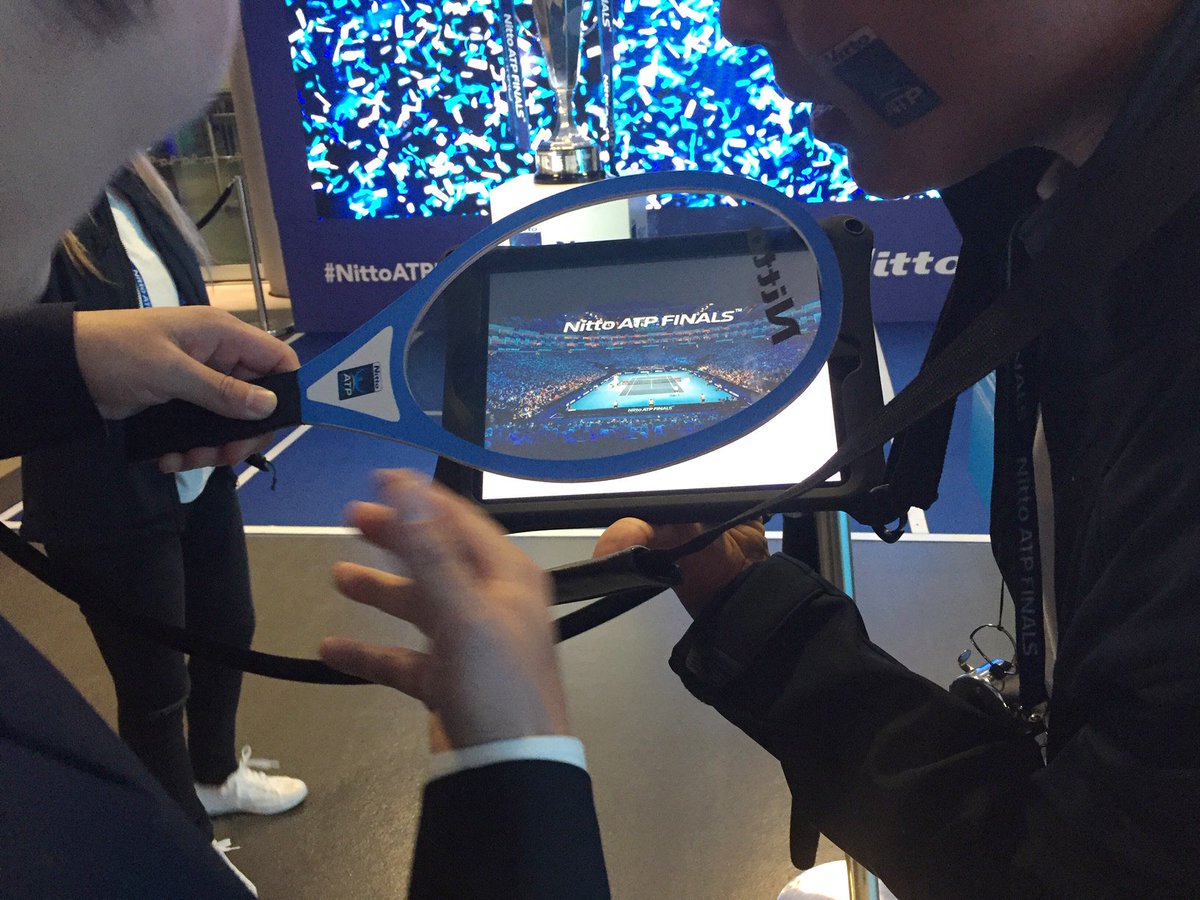 Nitto's polarizing technology shows liquid crystal displays in televisions, personal computers and smartphones clearer. When holding the mini racket frame with Nitto's polarizing plate on the tablet, the background of the photo emerges and becomes visible.