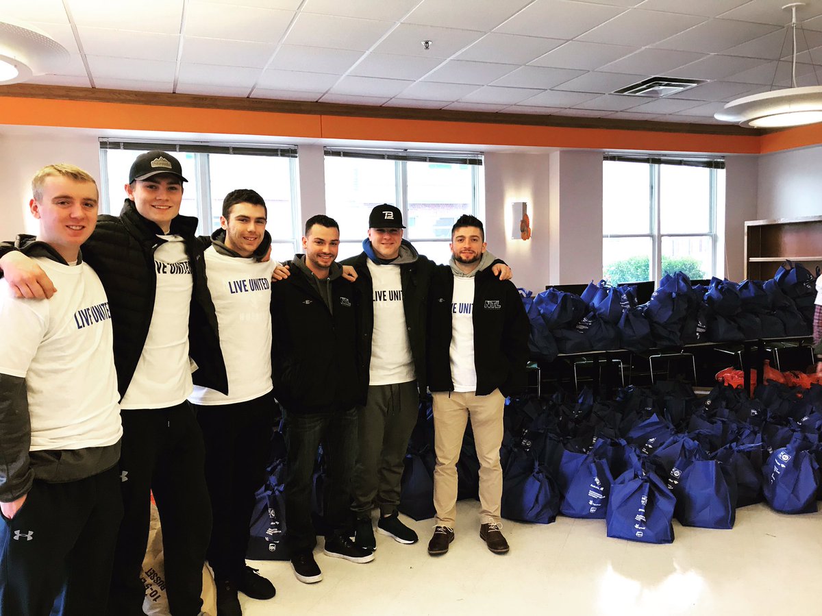 NeedtoLead10's tweet photo. What a great morning partnering with @unitedway and @gonubaseball handing out Thanksgiving meals in South Boston. #Thanksgivingproject #Boston #Northeastern #Community #giveback https://t.co/Km6L04QiAS