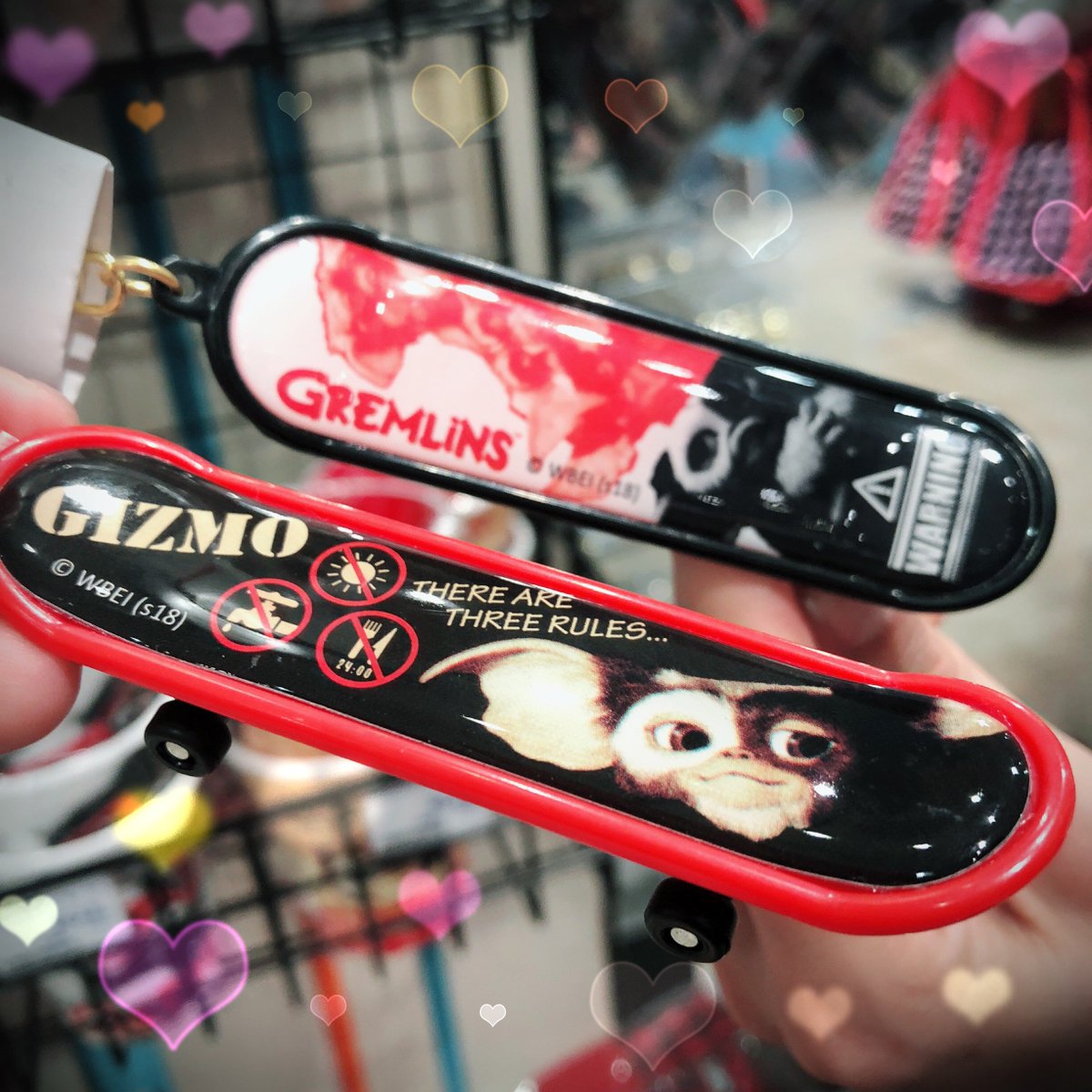 グレムリン】より、おすすめ✨ 「スケートボード型キーホルダー」は