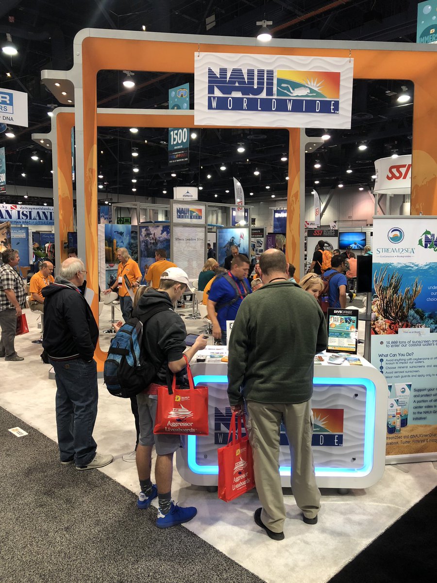 astoriascuba's tweet photo. @DEMA_Show  busiest booth in years #naui https://t.co/fGUiaKf6kE