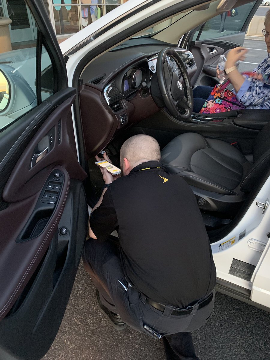 Pepe, Store Manager at our San Tan Store in Gilbert helping our Tenured 18 year customers plug in their new Sprint Drive! @Sprint4SW <a href="/AzsdBuff/">Buff AZSD</a> <a href="/kkwestisbest/">kevin kunkel</a> #SprintDrive