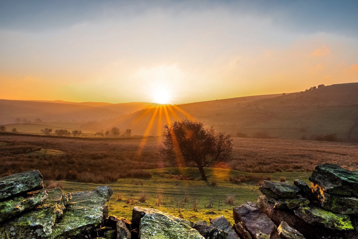 M_KPhotography's tweet photo. Wonderful last minute walk in the Peak District and even managed to bag a sunset on my way back. 👌🏼

#peakdistrict #sunset #landscape #landscapephotography #fujifilm #fujixt2 #fujiuk #weekend #walking #outdoors #explore https://t.co/xPQnwRBWTh