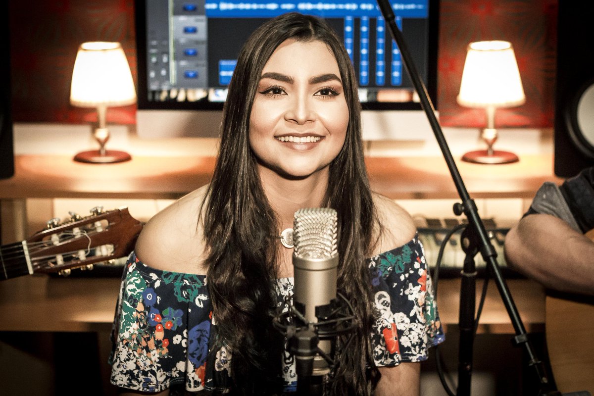 58Oficial's tweet photo. Donde las palabras fallan, la música habla. -Christian Andersen.
.
En la foto, @nathmaldonado7 🎙️
.
Fotografía: @LaRocaEstudioVE
.
#musas #natalialafourcade #soledadyelmar #musica #voz #cover #musicosvenezolanos #music #band #vocal #song #people #friends #music #concerts #unet https://t.co/zURF3PcmXs
