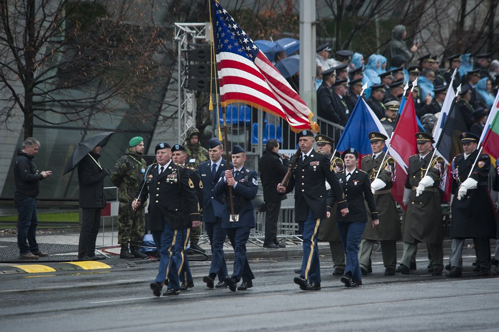 USArmyEURAF's tweet photo. #StatePartnershipSunday: Nebraska, Texas @USNationalGuard form unique color guard for Czech Republic’s Centennial Military Parade. Read all about it at: https://t.co/a27Kv232Gt #StrongEurope #Allied2Win (@TexasGuard @TXMilitary @NENationalGuard, @USArmy, @USEmbassyPrague) https://t.co/ninPfajtIh