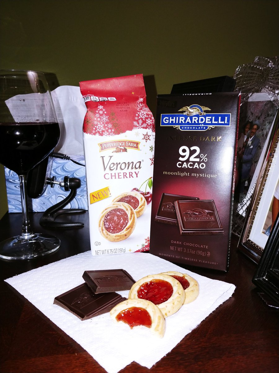This #holidayseason there's a budding #romance going on between <a href="/PepperidgeFarm/">Pepperidge Farm</a> Verona Cherry and @LoveGhirardelli Moonlight Mystique. #foodforthought