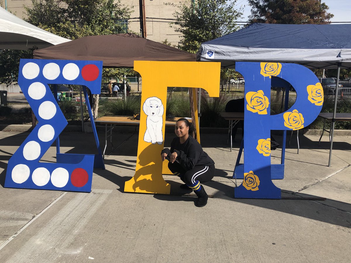 DejaMDennis's tweet photo. They set the poodle loose. 🐾🐩💛💙⚪️⚪️⚪️⚪️⚪️🔴🔴⚪️⚪️⚪️⚪️⚪️ https://t.co/U1mMfKWBX4