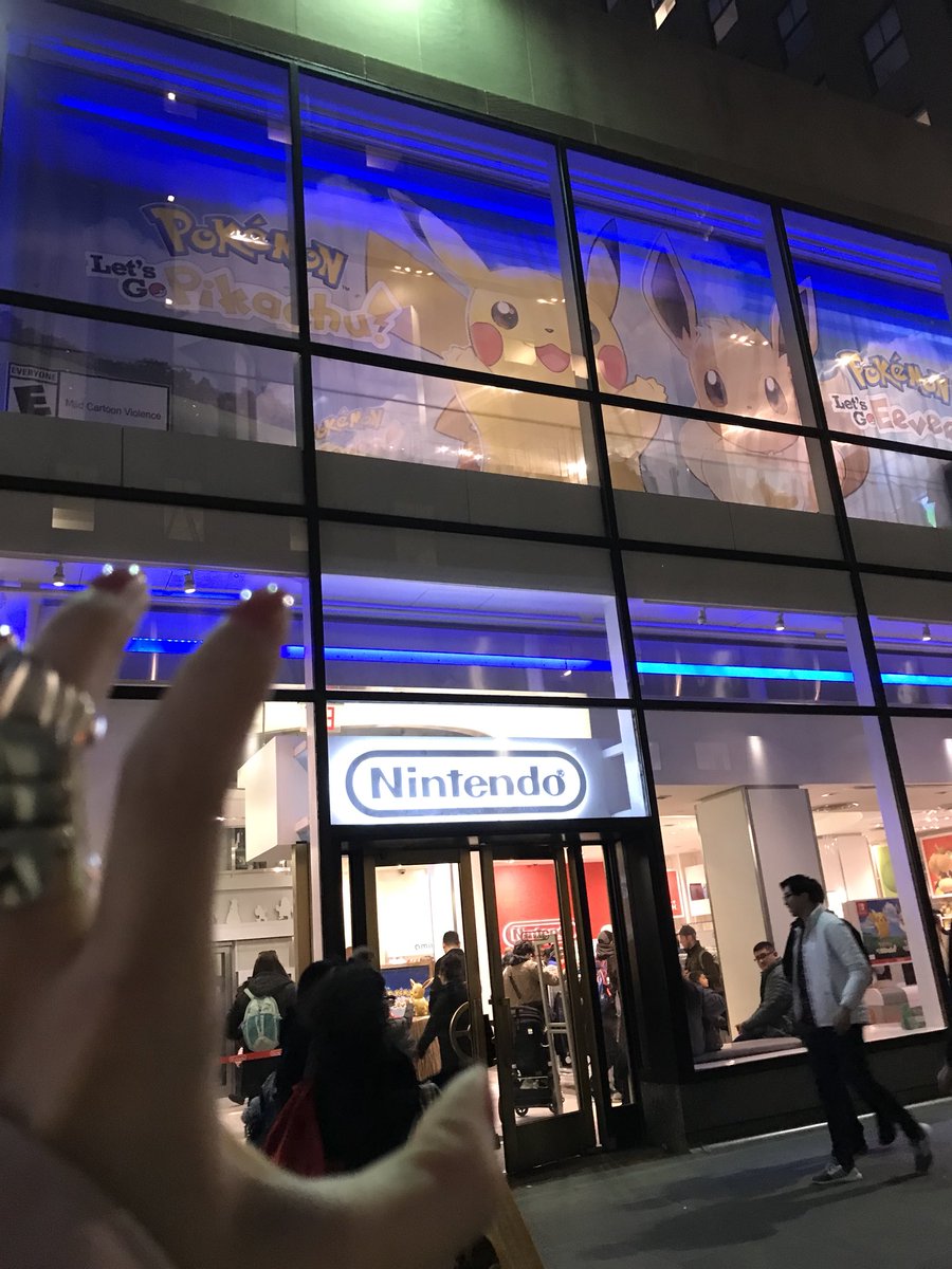 luna_galaxy's tweet photo. 世界で唯一の任天堂直営店"Nintendo NY"に行ってきたよ！！！！！！！ピカブイ可愛い！！！！！！幸せ！！！！！！！！！ちなみにるな氏はピカチュウをプレイしてるよ！！！！⚡️ https://t.co/gaLbEsa4He