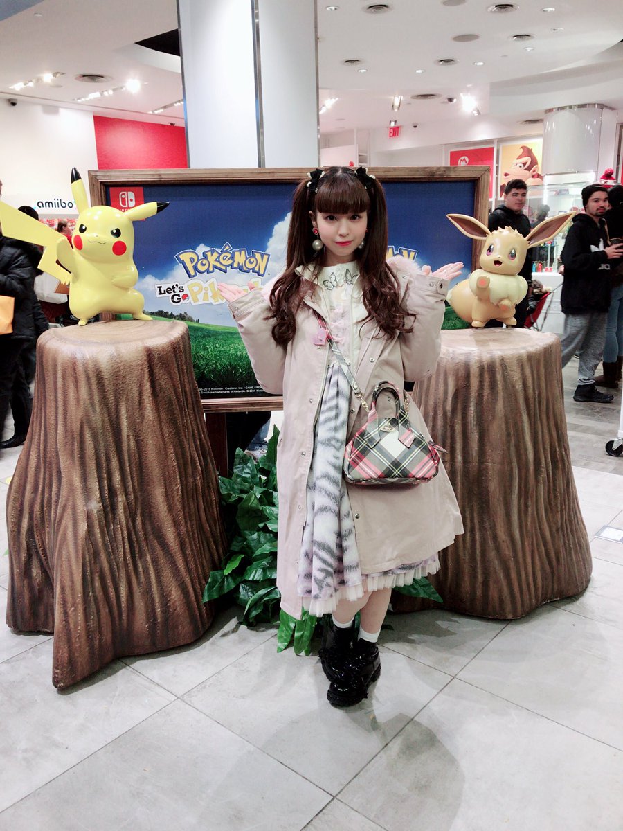 luna_galaxy's tweet photo. 世界で唯一の任天堂直営店"Nintendo NY"に行ってきたよ！！！！！！！ピカブイ可愛い！！！！！！幸せ！！！！！！！！！ちなみにるな氏はピカチュウをプレイしてるよ！！！！⚡️ https://t.co/gaLbEsa4He