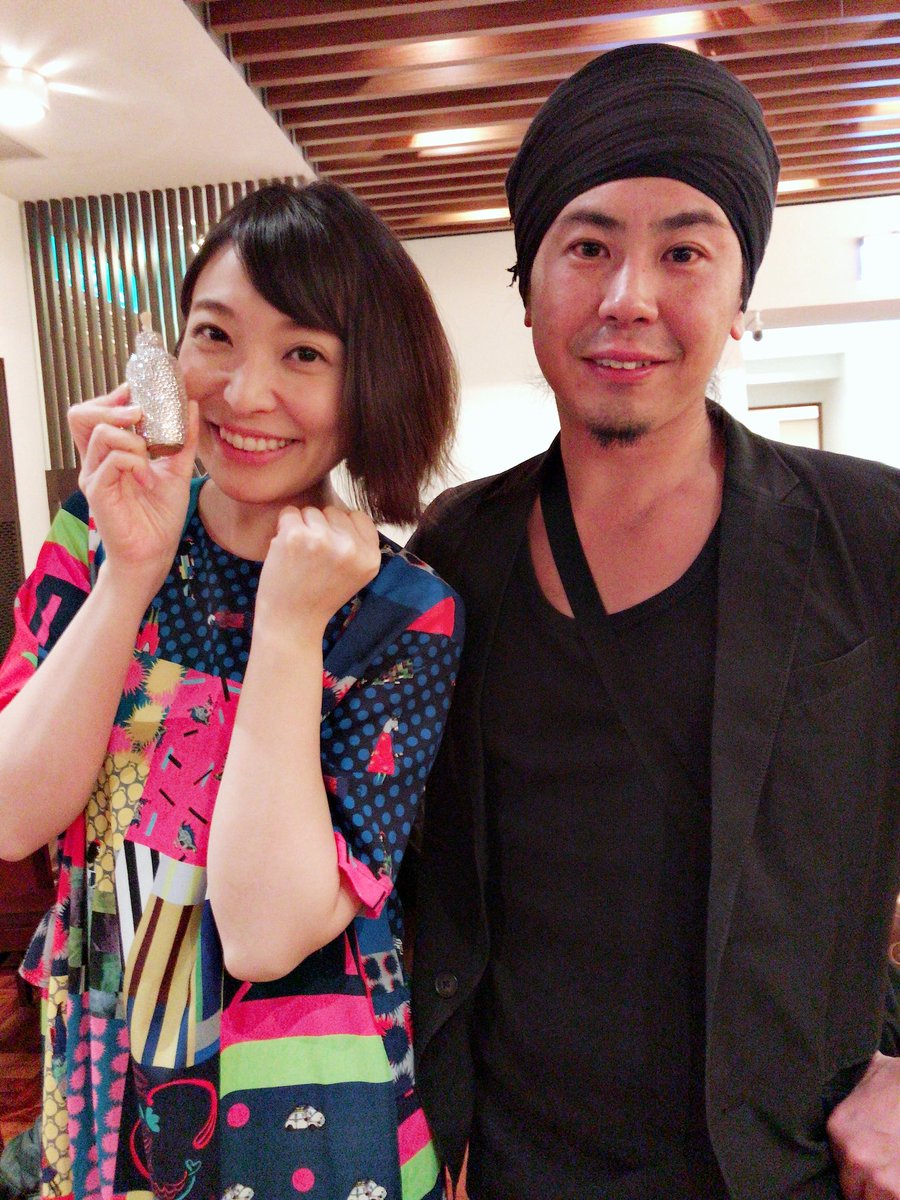 青木良太 隣のテーブルの日本人の美人2人から鶏肉をご馳走になった。 歌手の人