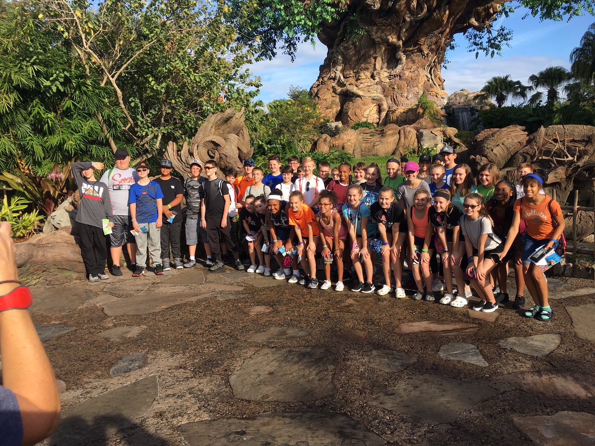 CrystalparkerCP's tweet photo. Enjoyed a great week at Disney laughing and leaning with these awesome kids. #disneyYES @MasonCoSchools @mcmsroyalnews https://t.co/ivo7iENeGC