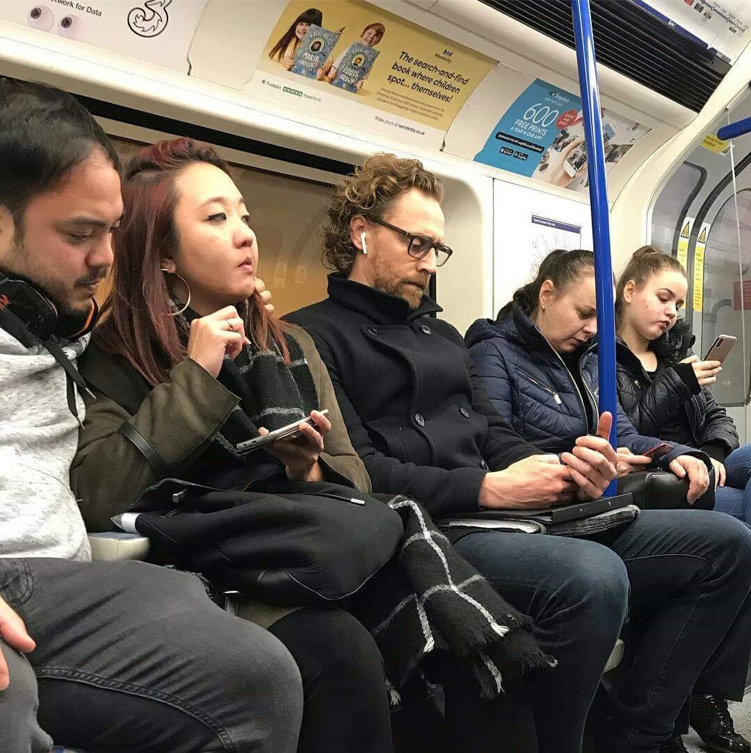 Subway goals👀 <a href="/twhiddleston/">Tom Hiddleston</a>