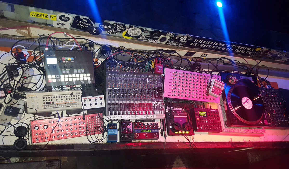 TONIGHT 💣

Live Night at #UnderClub