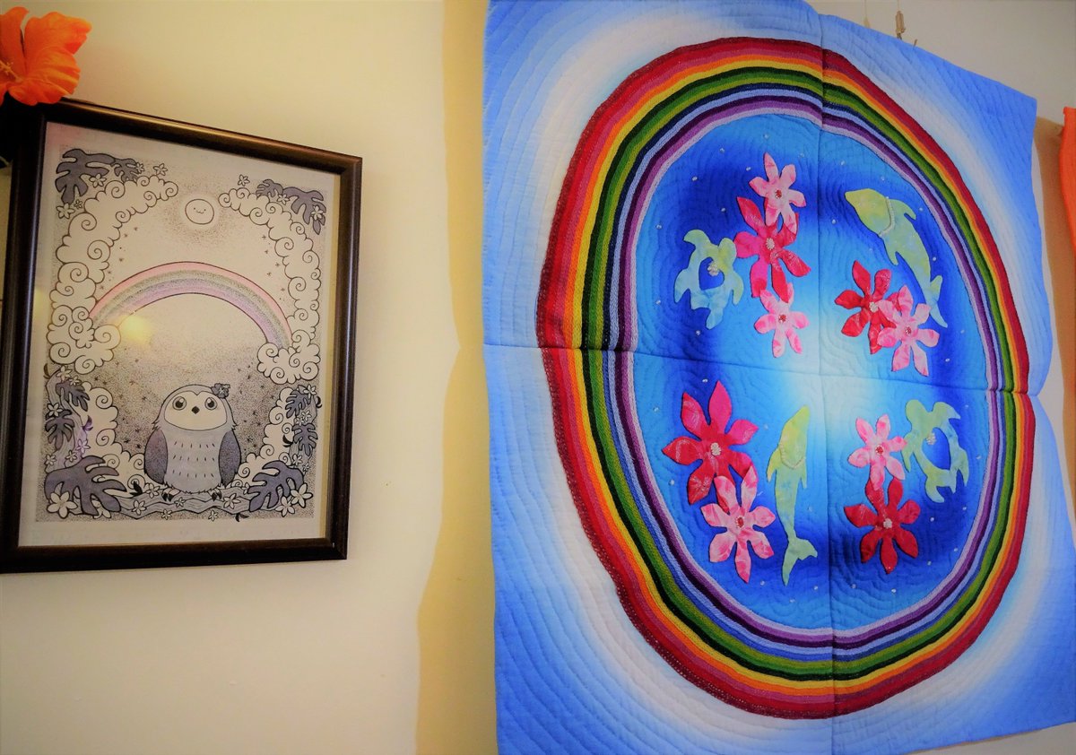 O Xrhsths Peko Sto Twitter La Tomato さんでの作品展では 大型のタペストリーも展示しています まだ見たことがない円形の虹を刺繍で表現しました コラボ作品のフクロウのイラストと ハワイアンキルト イラスト 刺繍 イルカ ホヌ ティアレ