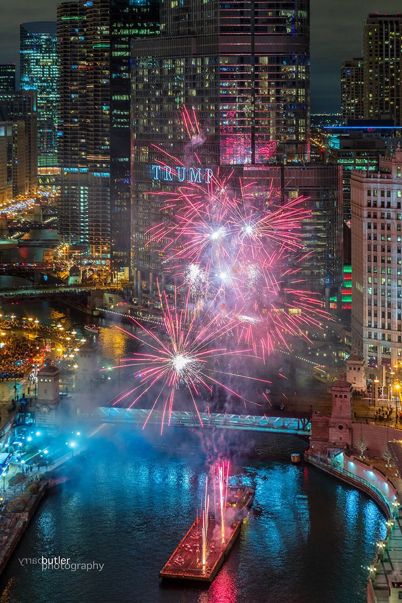 barrybutler9's tweet photo. Saturday Night in Chicago at the Magnificent Mile Holiday Lights Festival https://t.co/JQkhaBUzJU