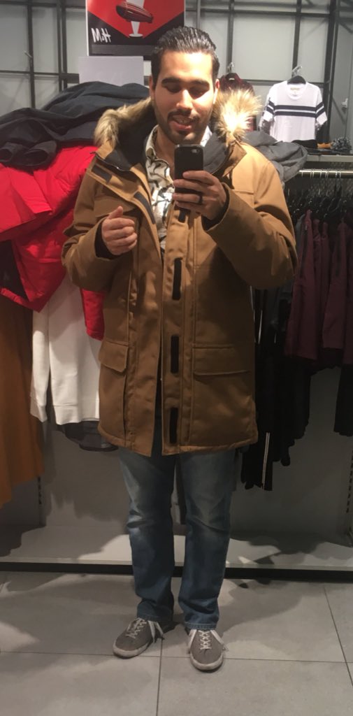edgarsalaf's tweet photo. Voy a compartir mi nueva adquisición porque me hizo muy feliz. La primera foto es en la tienda, la otra en mi casa. EL FRÍO REGIO NO PODRÁ CONMIGO!!! #PoderChoco 🐊 https://t.co/MbdHihRvcq