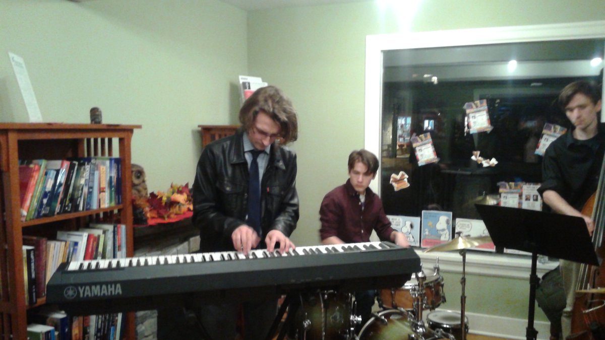 mphilips17's tweet photo. Enjoying the jazz band at the Writer's Cottage.  it's s jazz trio of young guys who go to school in Bellingham.  They are wonderful.@PNWA https://t.co/qVrVWVzTpp