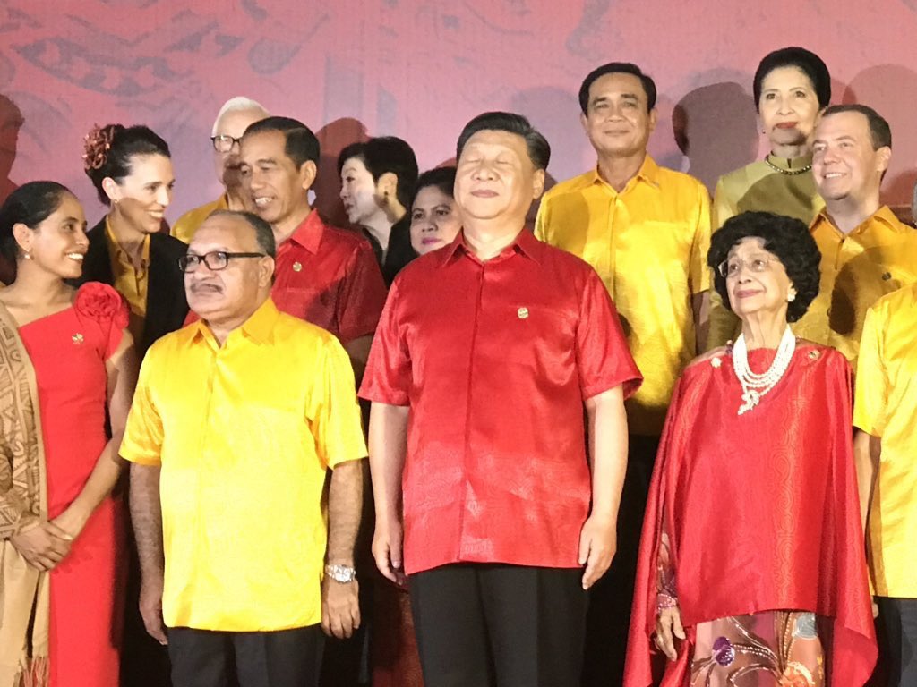 等一等让我想想，好像有些不对，那个谁也穿红色短袖T恤。