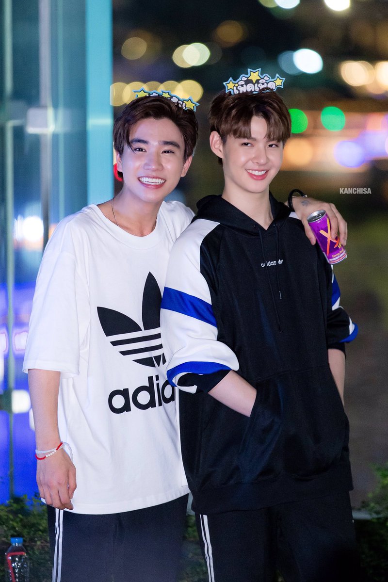 Ch89Milk's tweet photo. จู่ๆก็มาแวะเป็นสาย��ายกับคู่นี้เฉยบ้าบอจิงเชียว เด็กเค้าน่ารักดี เก่ง เราต้องหนับหนุนเค้า  #รอยยิ้มของชูครีม  #PerthTanapon #PerthSaint https://t.co/CWIipcOLi7