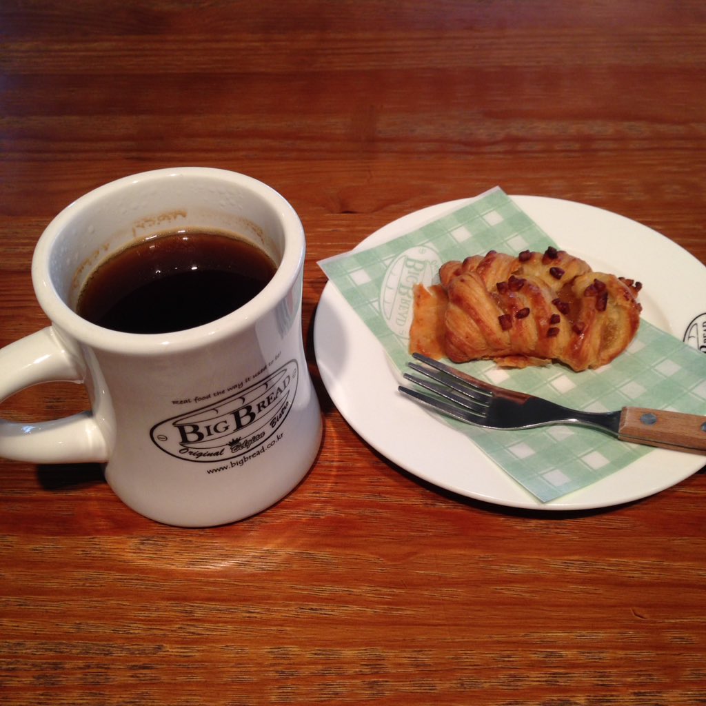 1mokiss's tweet image. 아침인지 점심인지, 부모님댁 근처 벨기에분이 한다는 빵집에서 파이와 커피. 아담하지만 자부심 느껴지는 따뜻한 집 '빅 브레드' #빅브레드 #bigbread #빅브레드우이 #수유동빵집 #수유리빵집