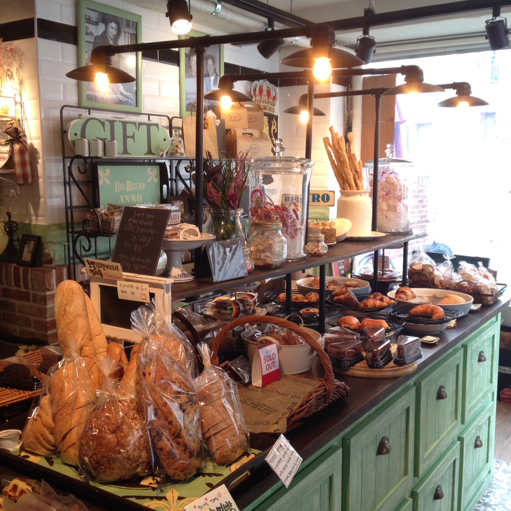 1mokiss's tweet image. 아침인지 점심인지, 부모님댁 근처 벨기에분이 한다는 빵집에서 파이와 커피. 아담하지만 자부심 느껴지는 따뜻한 집 '빅 브레드' #빅브레드 #bigbread #빅브레드우이 #수유동빵집 #수유리빵집