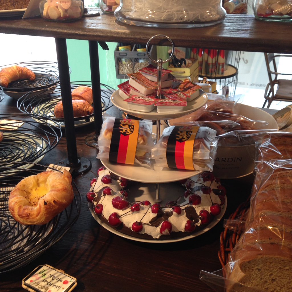 1mokiss's tweet image. 아침인지 점심인지, 부모님댁 근처 벨기에분이 한다는 빵집에서 파이와 커피. 아담하지만 자부심 느껴지는 따뜻한 집 '빅 브레드' #빅브레드 #bigbread #빅브레드우이 #수유동빵집 #수유리빵집