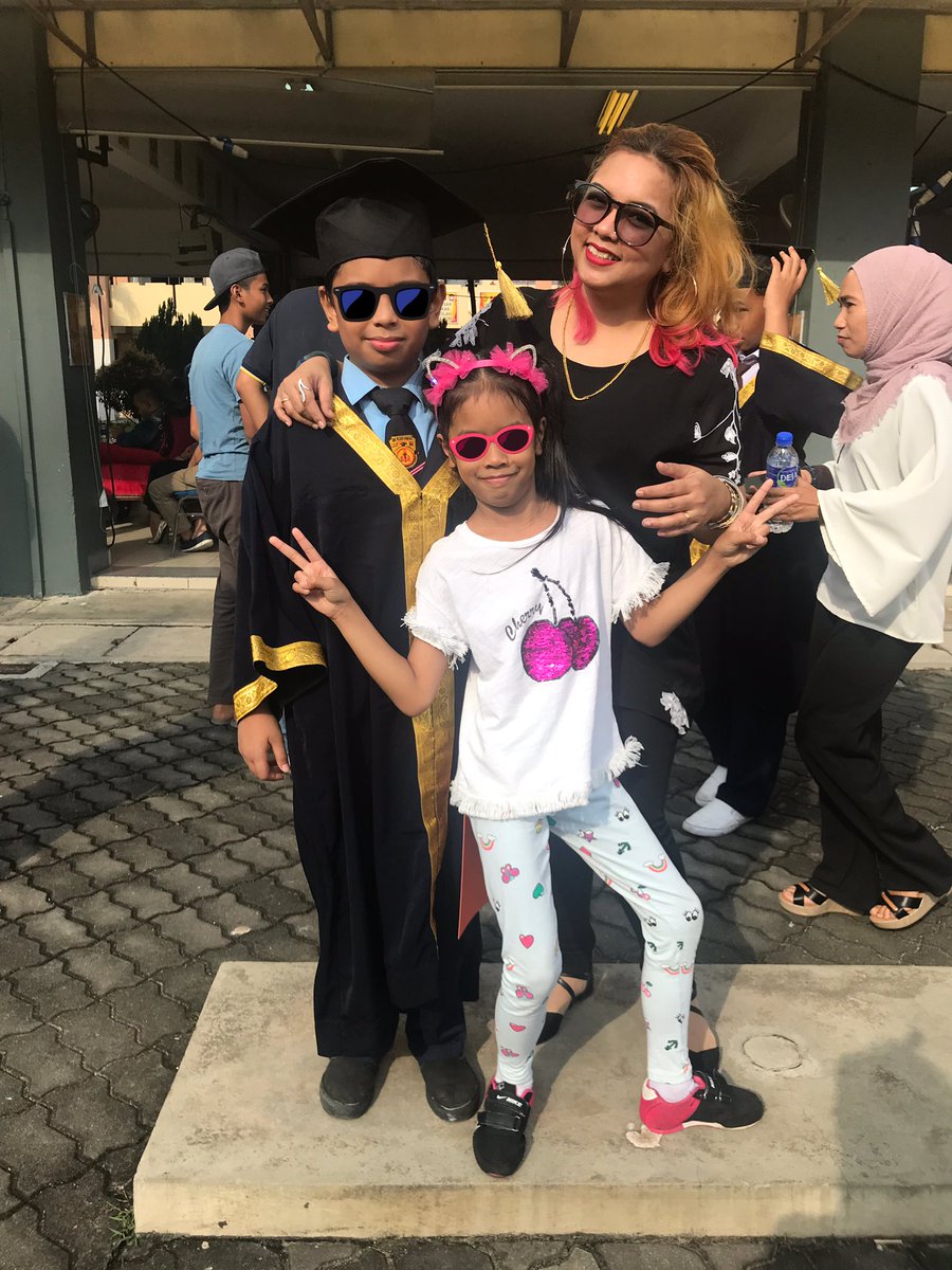 ailinafuad's tweet photo. Dulu mommy habis darjah 6 takde graduasi pun. Terus blah camtu je. Now, kena sacrifice my Sunday morning sleep semata2 nak attend your graduation. Hai la anak, congratulations.
#elementarygraduation #endofyear6 https://t.co/0wy0QbacYs
