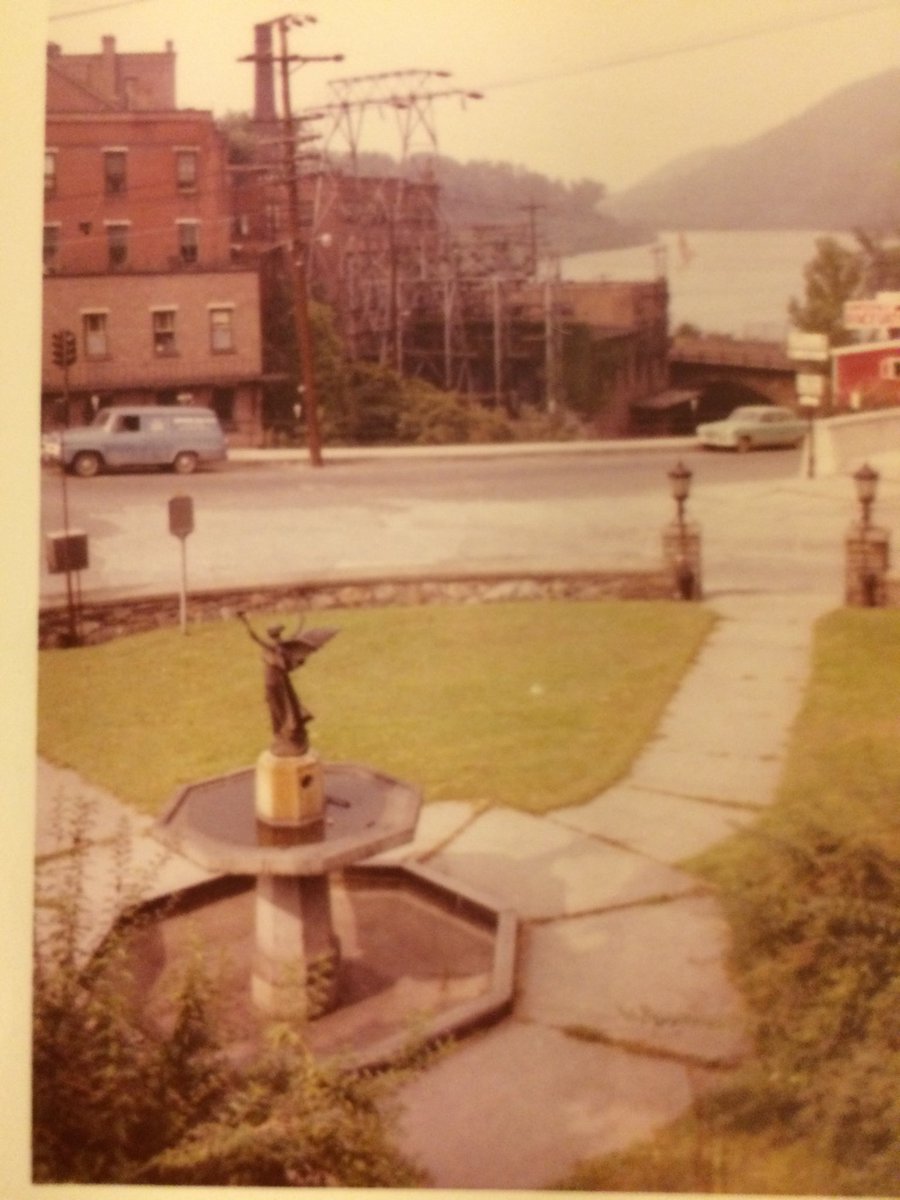 BrattHistSoc's tweet photo. 1959 view from Plaza Park looking north to the Connecticut River https://t.co/ZiqmpmJY1V