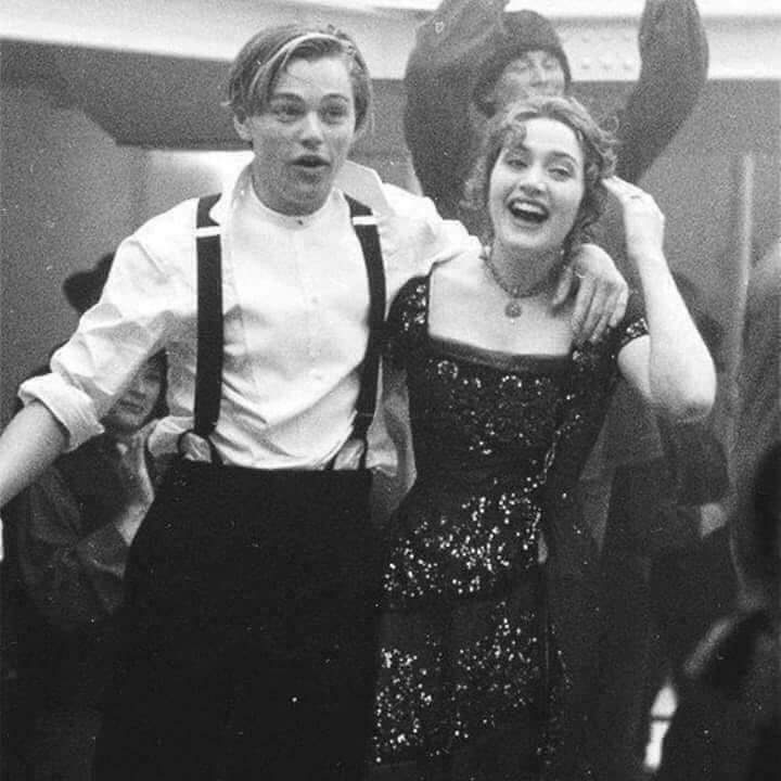 لا تحبس الكلام الطيّب في قلبك ...
ولا تكتمه على أحد ...
امدحُ وأشكر وقل خيرًا للجميع ...
فبعضهم يستمد سعادته من كلماتك...
وبعضهم يصنع منها تفاؤله ...
لا تبخل فالكلمات مصانع للسعادة والأمل ، 
ولكل شيء جميل ..صباح الخير