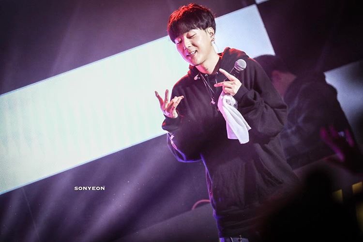 ph1boyyy_TH's tweet photo. 💜 181117 ALL DAY OUT 2018 SEOUL 
[ 📸 itsyoursonyeon's IG story : good day good night @ph1boyyy ] ©️https://t.co/RHsQeRk1n7 👈🏻🧡
#H1GHRMUSIC #하이어뮤직 #pH1 #피에이치원 #치원 #alldayout https://t.co/MMFuYgzhna