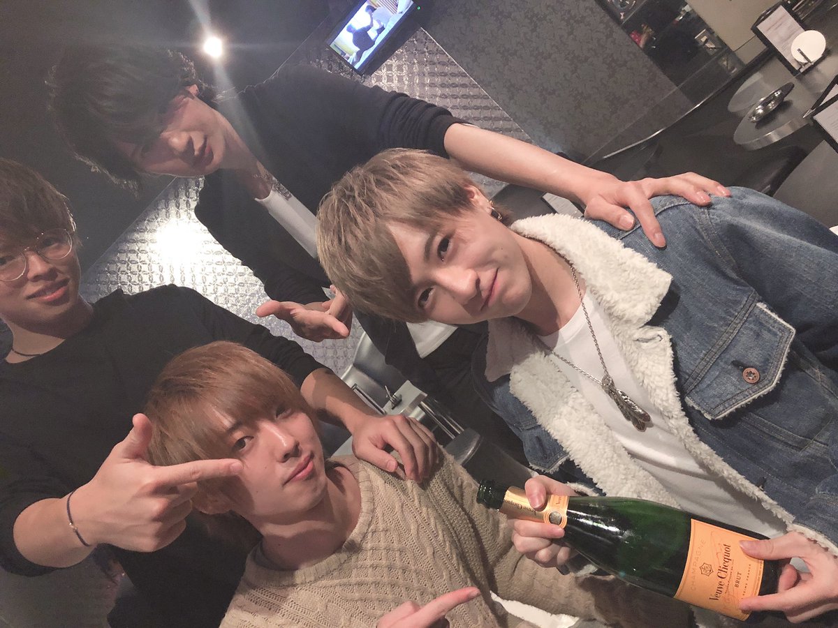 aaago1234go's tweet photo. 響 主任と右京と琥珀📷

20歳の前祝い🍾
あと1週間やな🎂
瓶だけ持たせてあげて、ジンジャーエールで乾杯🥂
ClubAAAで記念すべき成人を😂

おめでとう㊗️蓮✨ https://t.co/2srrfhz36B