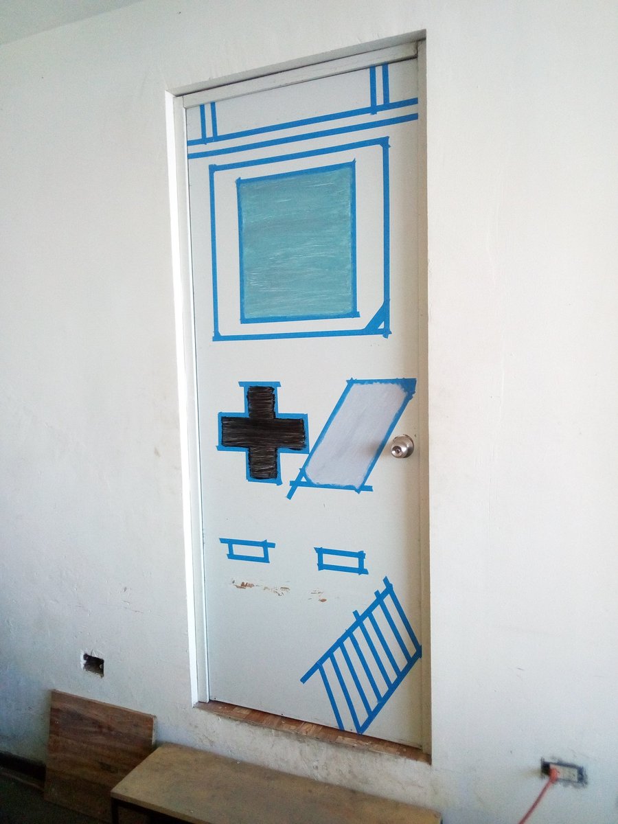 SergioxDev's tweet image. Cómo cuando te sobra cinta, pintura, un poco de creatividad y tu puerta se te hace muy aburrida 😅 #officespace #ideaswork #creativity #Creative #workplace