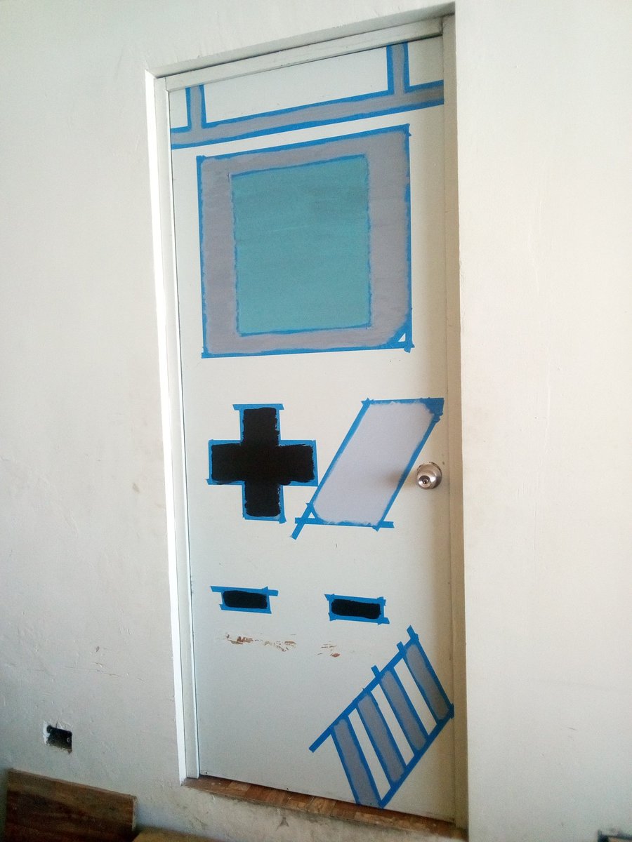 SergioxDev's tweet image. Cómo cuando te sobra cinta, pintura, un poco de creatividad y tu puerta se te hace muy aburrida 😅 #officespace #ideaswork #creativity #Creative #workplace