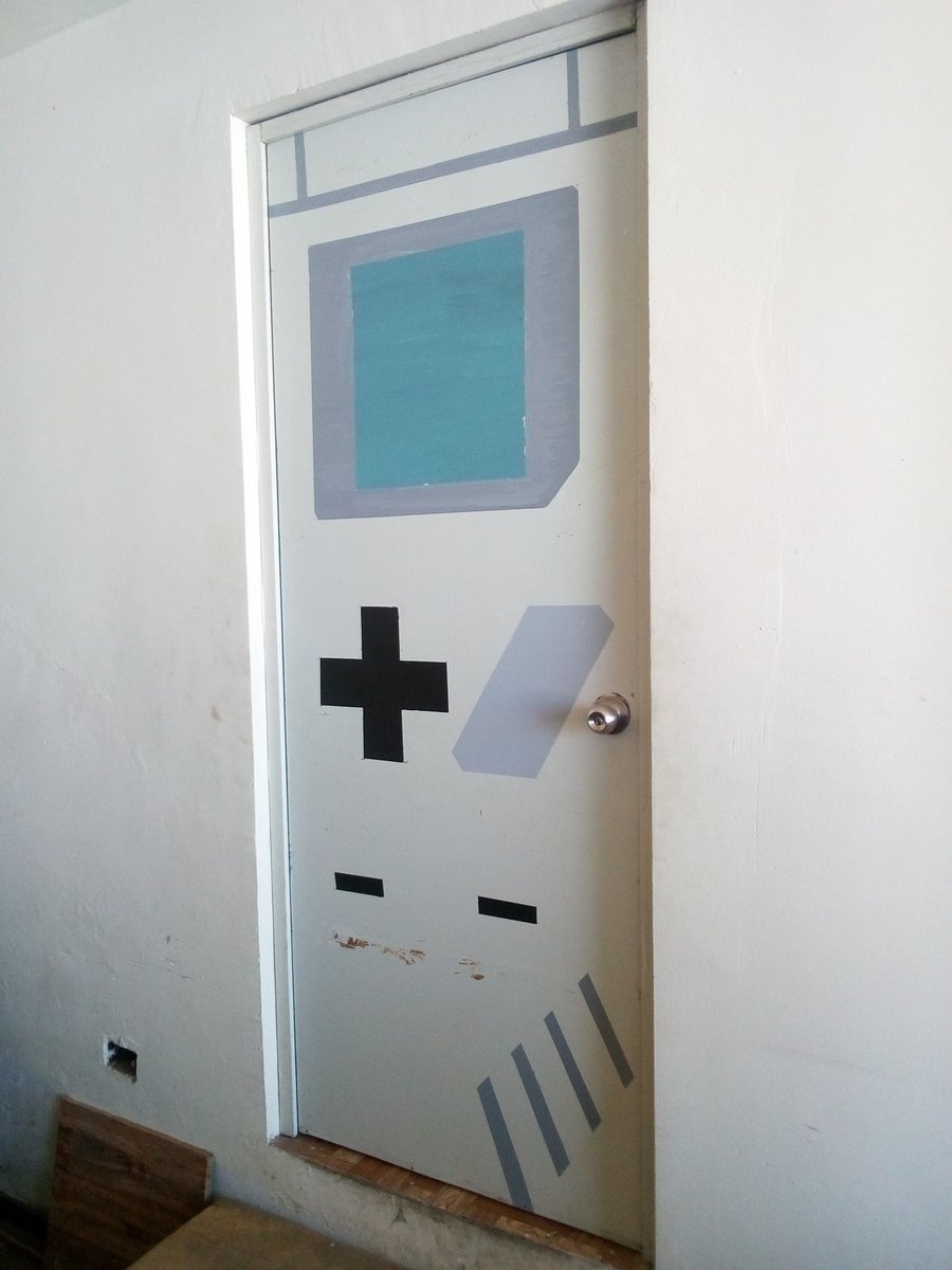 SergioxDev's tweet image. Cómo cuando te sobra cinta, pintura, un poco de creatividad y tu puerta se te hace muy aburrida 😅 #officespace #ideaswork #creativity #Creative #workplace