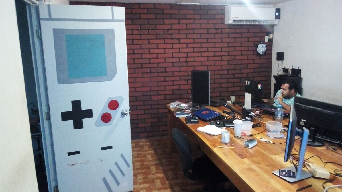 SergioxDev's tweet image. Cómo cuando te sobra cinta, pintura, un poco de creatividad y tu puerta se te hace muy aburrida 😅 #officespace #ideaswork #creativity #Creative #workplace