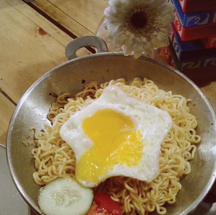 Penggemar telur setengah matang. Endes banget ya
#waroengmee #semacamtempatnongkrong
