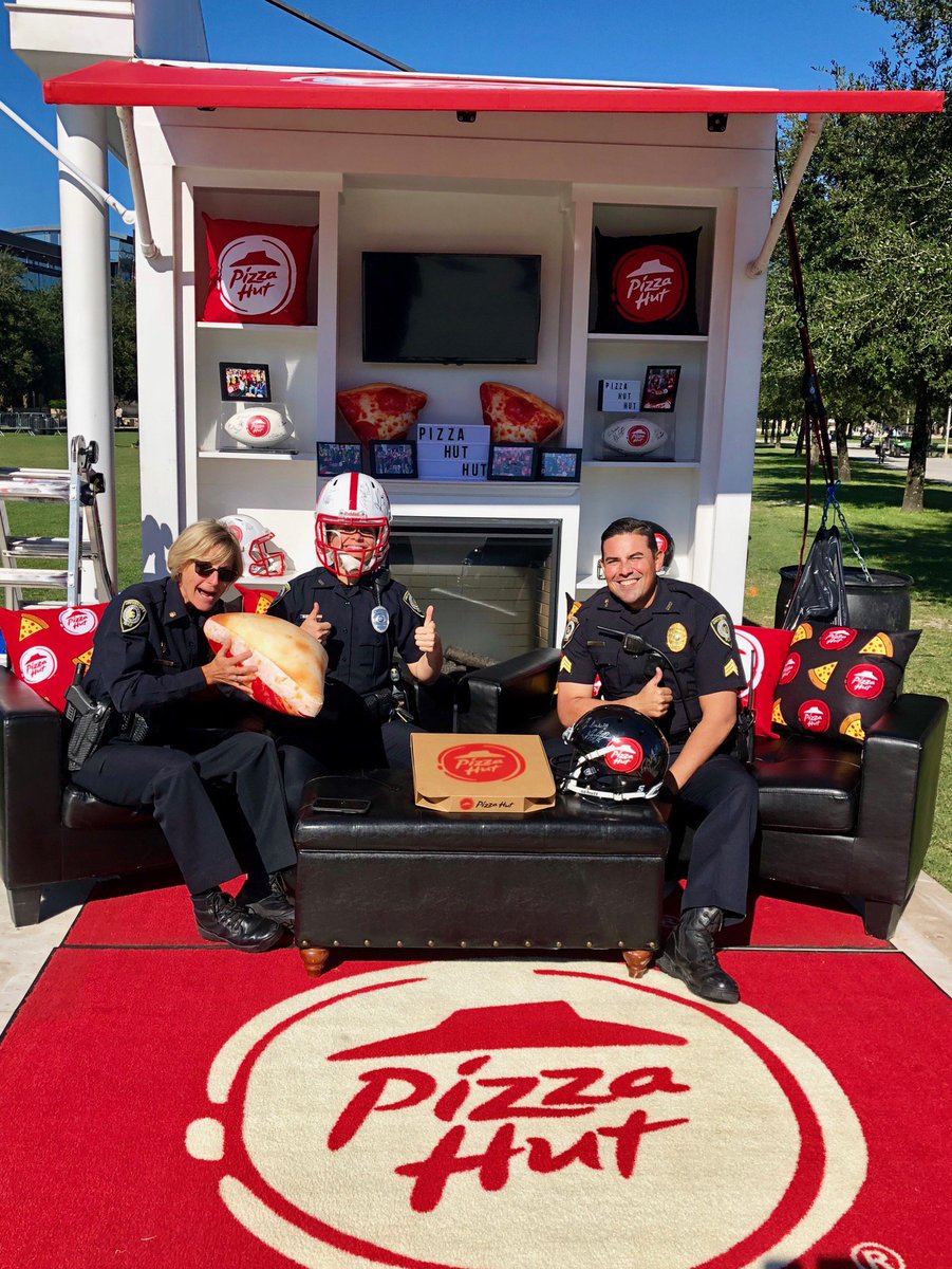 UCFPolice's tweet photo. Guys, today was FUN.

HUGE thanks to our officers and the MANY agencies we partnered with for putting in long hours to make this weekend not only fun, but safe for Knight Nation. 

Go Knights, #ChargeOn! https://t.co/njxFfzIAJR