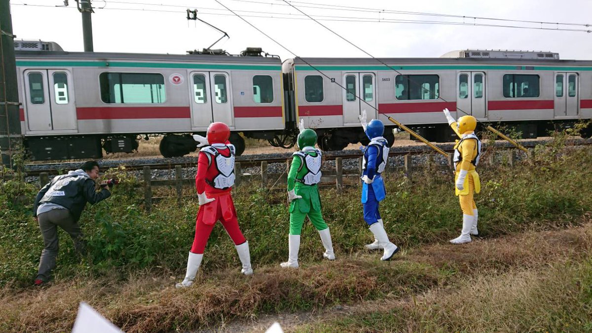 hanaranger_hero's tweet photo. 宮代町を歩くんジャー！
歩いてます！歩いてます！

電車も警笛を鳴らして応援してくれました٩( 'ω' )و
なにやらザッソー軍団っぽいヤツが見えてきたがはたして…

#ハナレンジャー #宮代町 #宮代高校 #ご当地ヒーロー https://t.co/3XWbRjTnkW