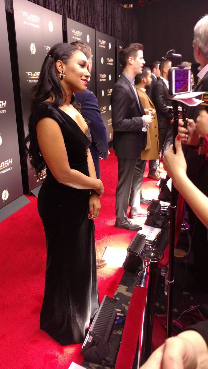 MalashaMonique's tweet image. .@candicepatton truly came dressed like the queen of DCTV that she is! 👑 #Flash100