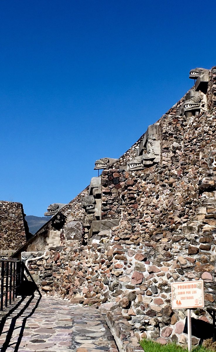 el_ruinero's tweet photo. El #Templo de la #SerpienteEmplumada, se trata de un #icono #teotihuacano, un espléndido #basamento profusamente decorado con motivos #zoomorfos, que muestran fauna híbrida, tanto en los #tableros, #taludes y #alfardas, están decorados con motivos relacionados con #Quetzalcóatl https://t.co/YEtog2QLph