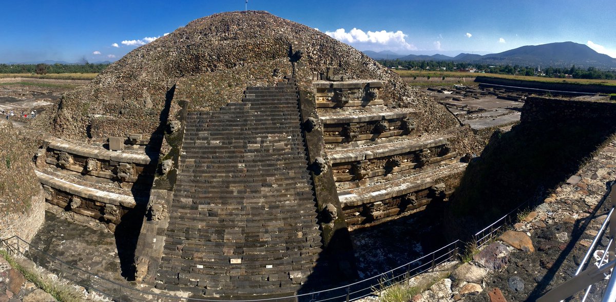 el_ruinero's tweet photo. El #Templo de la #SerpienteEmplumada, se trata de un #icono #teotihuacano, un espléndido #basamento profusamente decorado con motivos #zoomorfos, que muestran fauna híbrida, tanto en los #tableros, #taludes y #alfardas, están decorados con motivos relacionados con #Quetzalcóatl https://t.co/YEtog2QLph