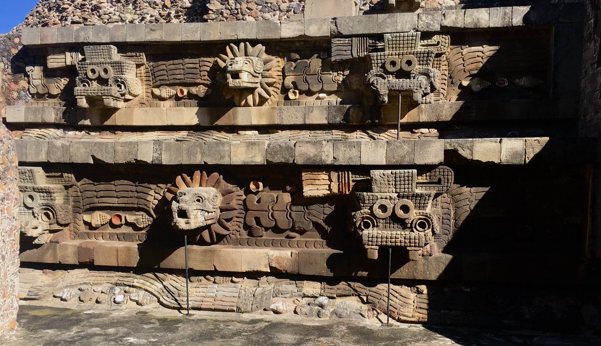 el_ruinero's tweet photo. El #Templo de la #SerpienteEmplumada, se trata de un #icono #teotihuacano, un espléndido #basamento profusamente decorado con motivos #zoomorfos, que muestran fauna híbrida, tanto en los #tableros, #taludes y #alfardas, están decorados con motivos relacionados con #Quetzalcóatl https://t.co/YEtog2QLph